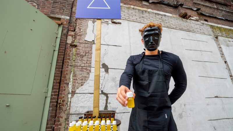 Hete Peper - Project Playground - foto Tim van Etten - man met masker en flesje drinken