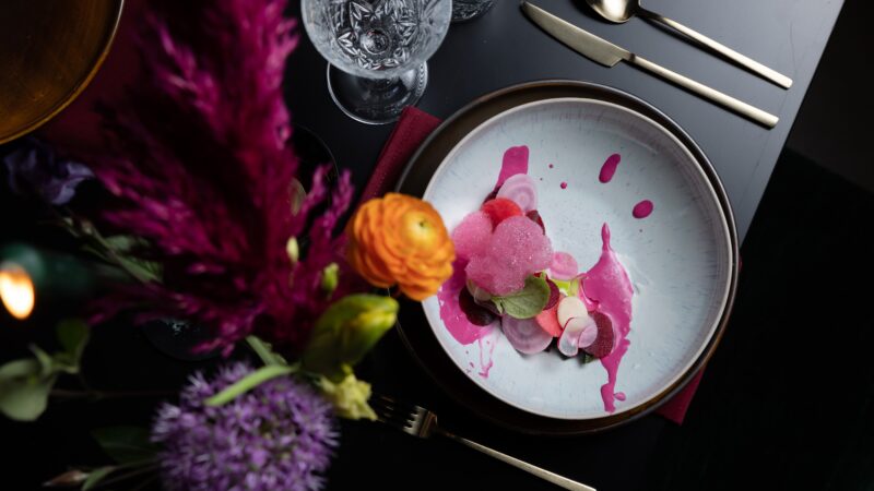 Hete Peper - beeld Eline Mooij - bord met gerecht in roze