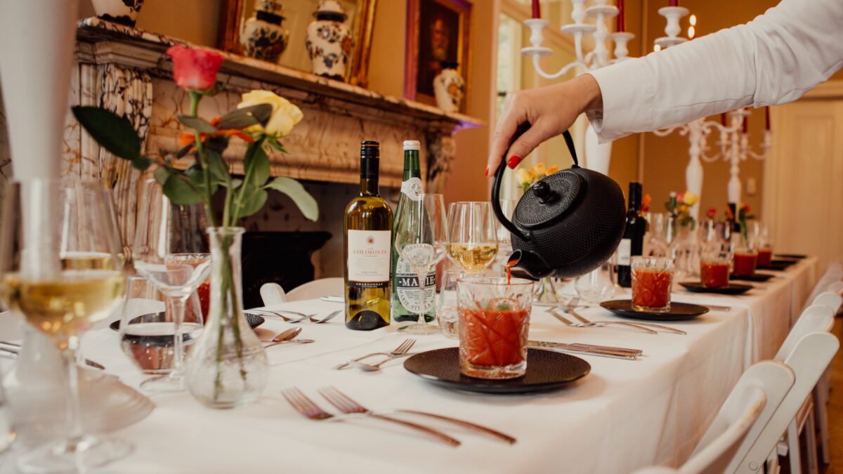 Uitgeserveer diner aan lange tafels _ soep