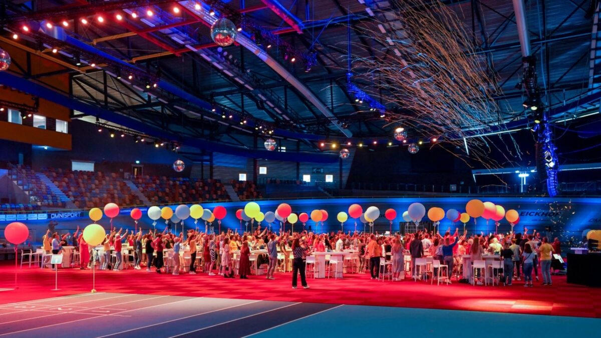 Omnisport Apeldoorn _ Wieler- en Atletiekhal tijdens bedrijfsfeest
