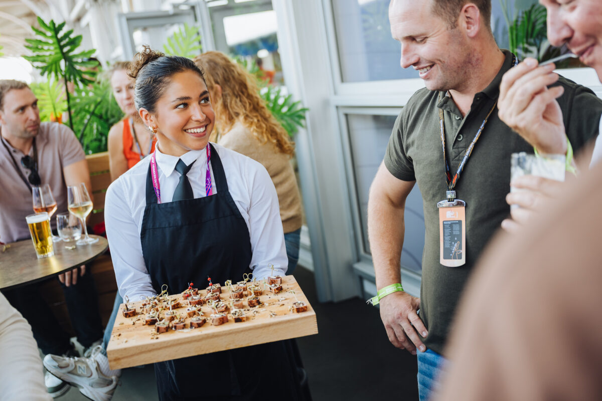 Vermaat - serveren bites | fotograaf Jelle Draper