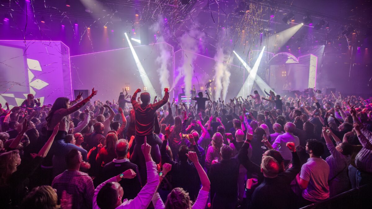 NBC - feest dansende gasten