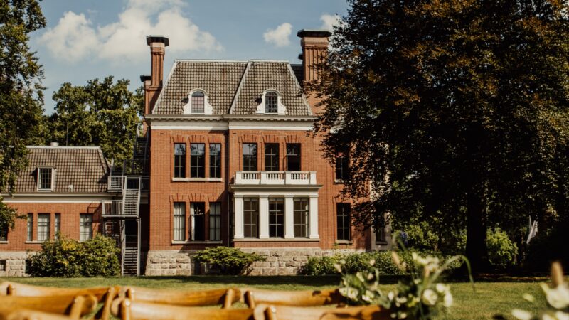 Rijk der Heide bospad uitzicht landhuis vanaf gras